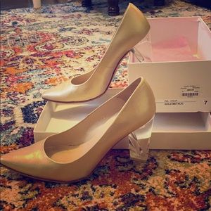 Ramón Tenza Gold Pumps